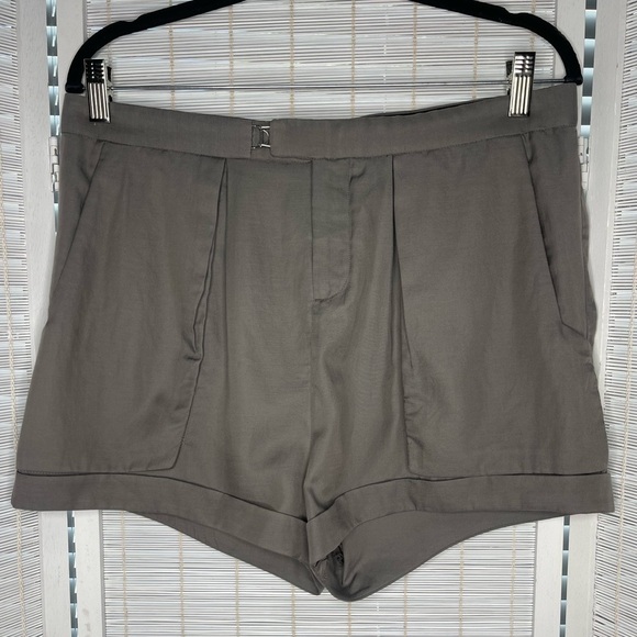 Helmut Lang Draped Twill Pebble Shorts - Picture 1 of 11